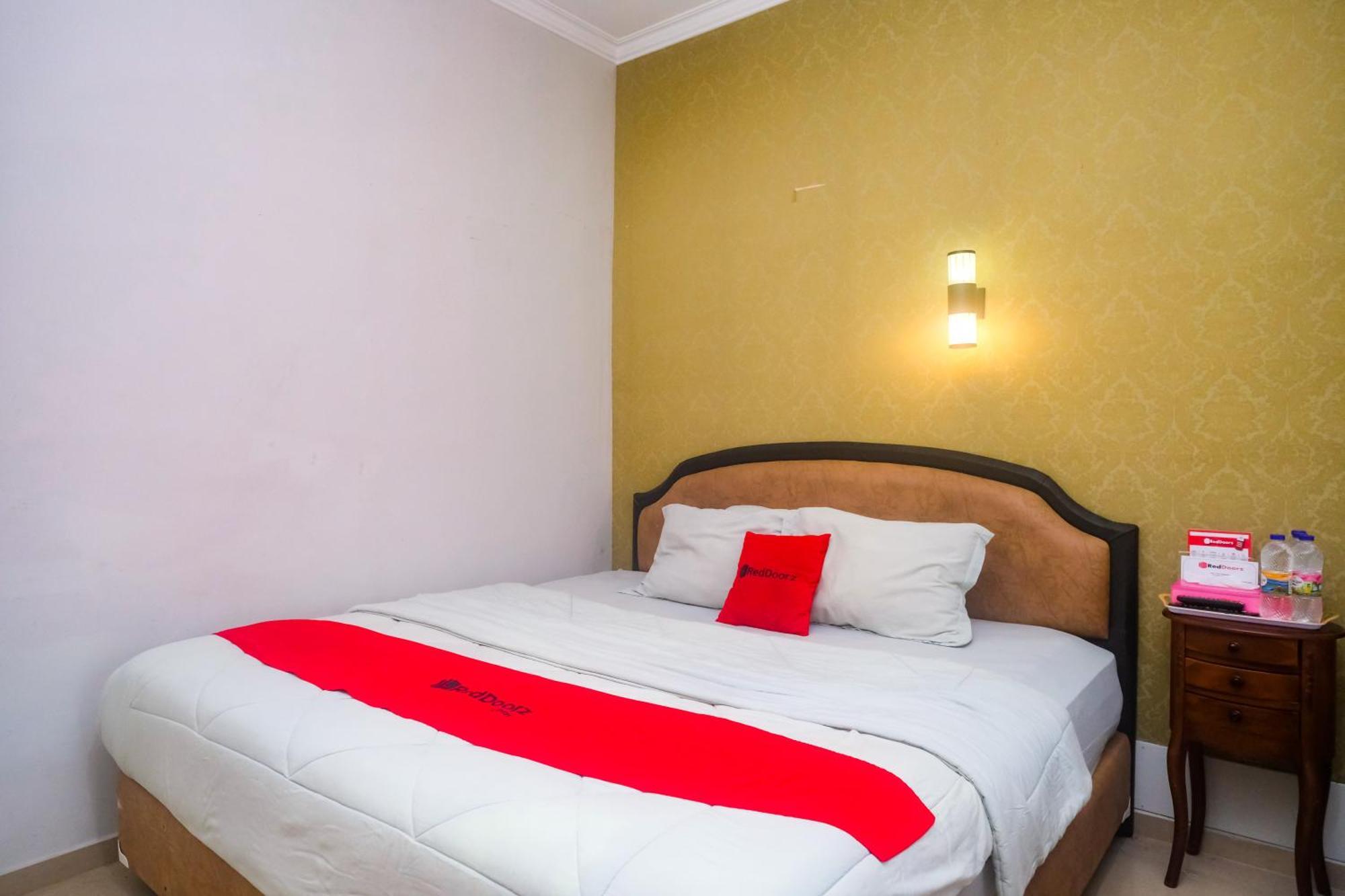 Reddoorz Plus Near Adisucipto Airport 2 Hotel Yogyakarta Exterior photo