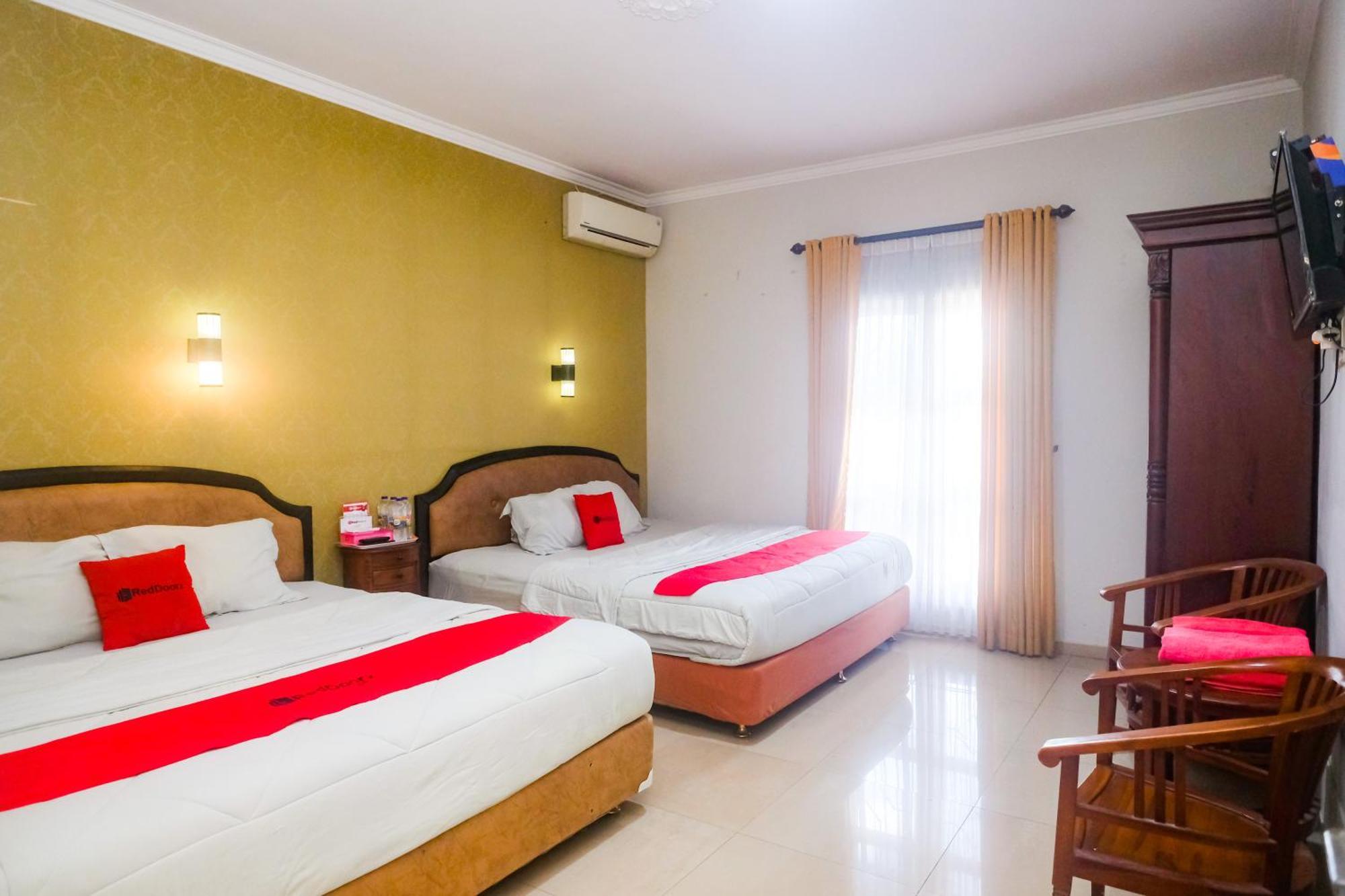 Reddoorz Plus Near Adisucipto Airport 2 Hotel Yogyakarta Exterior photo