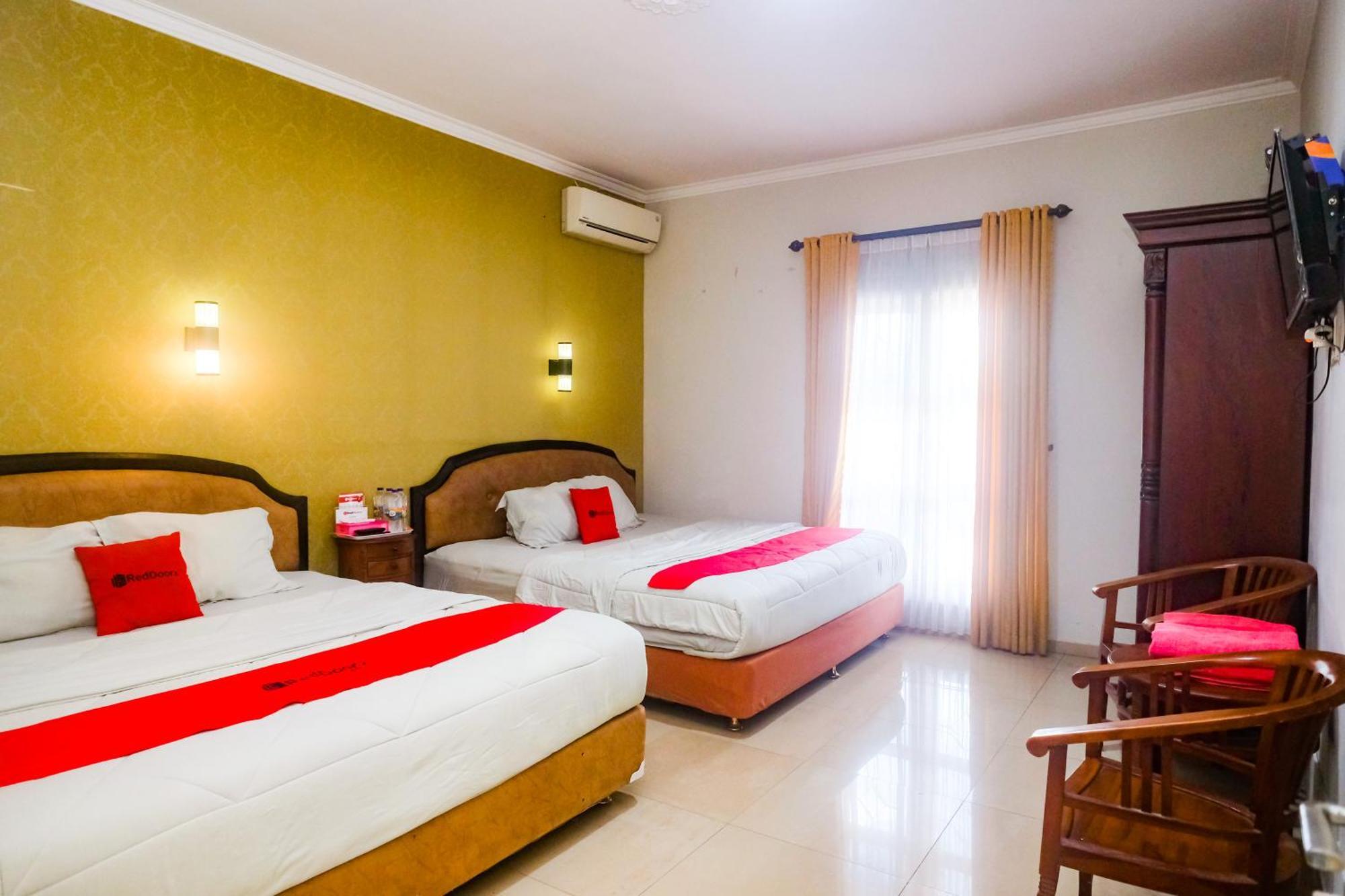 Reddoorz Plus Near Adisucipto Airport 2 Hotel Yogyakarta Exterior photo